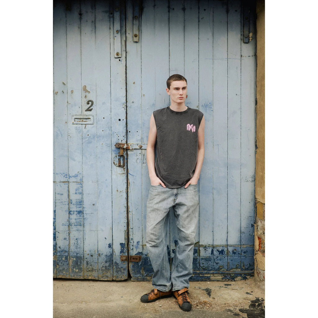 Sleeveless T-shirt